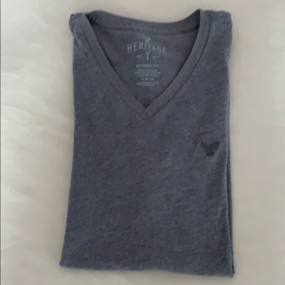💥American Eagle Outfitters V Neck T Shirt Small